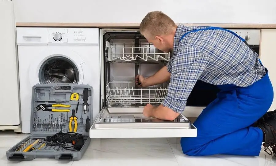 Akyurt Luxell servisi teknisyen ekibi beyaz eşya tamiri yaparken